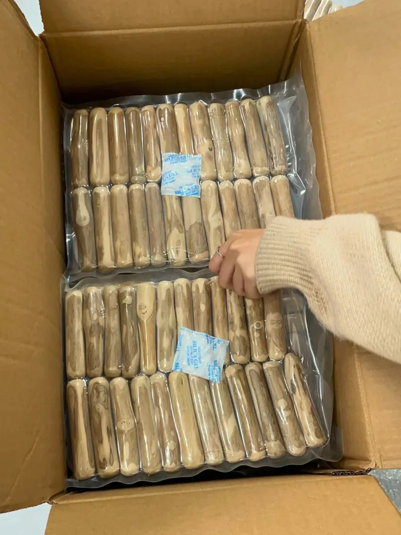 Thùng carton mở nắp, gỗ cà phê đóng túi hút chân không kèm gói hút ẩm