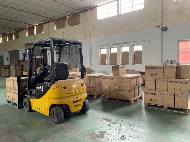 Kho hàng có xe nâng và các pallet thùng carton đóng sẵn chờ xuất