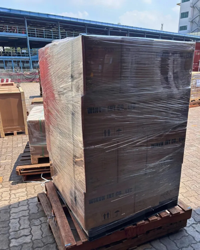 Pallet thùng carton quấn màng co, sẵn sàng đưa lên xe đi cảng