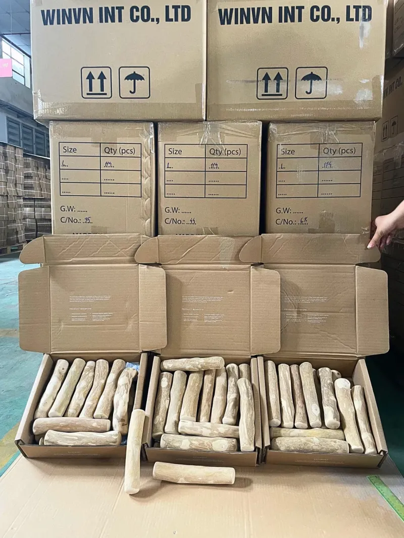 Ba thùng carton mở nắp xếp thanh gỗ cà phê, phía sau là thùng đã dán ô ghi cỡ và số lượng